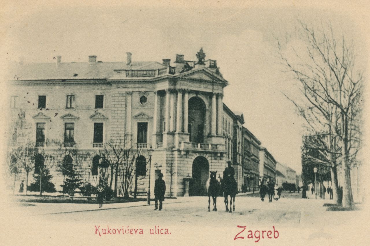 Akademički trg (današnji Trg Josipa Juraja Strossmayera) 1898. godine. U pozadini Kukovićeva ulica (današnja Hebrangova)